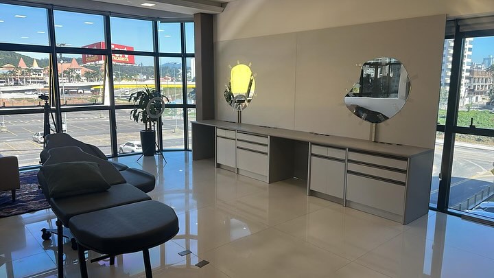 Estações de salão com espelho