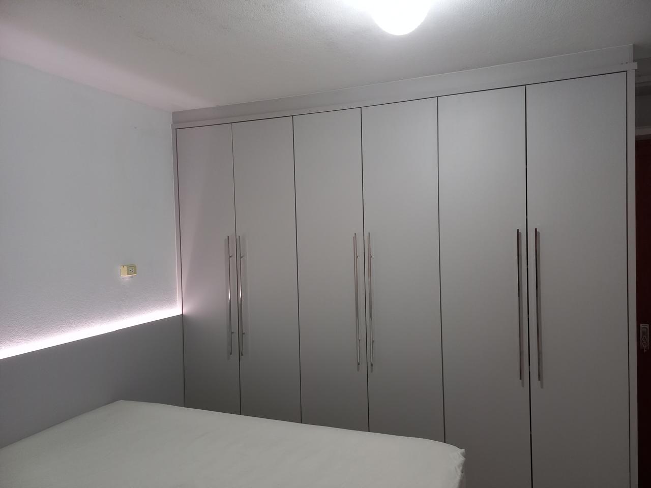 Quarto planejado com móveis sob medida