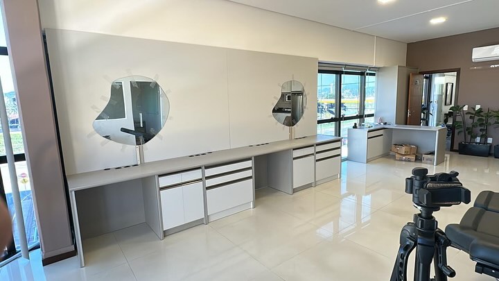 Salão de beleza planejado com espelhos e bancadas